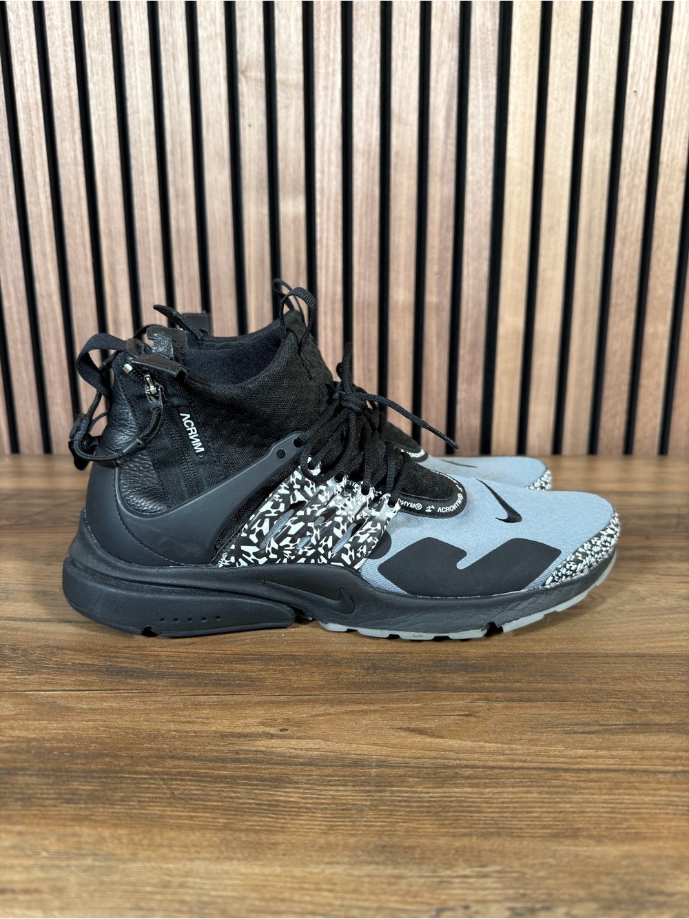 Nike Men’s Athletic Sneakers in Black and Gray